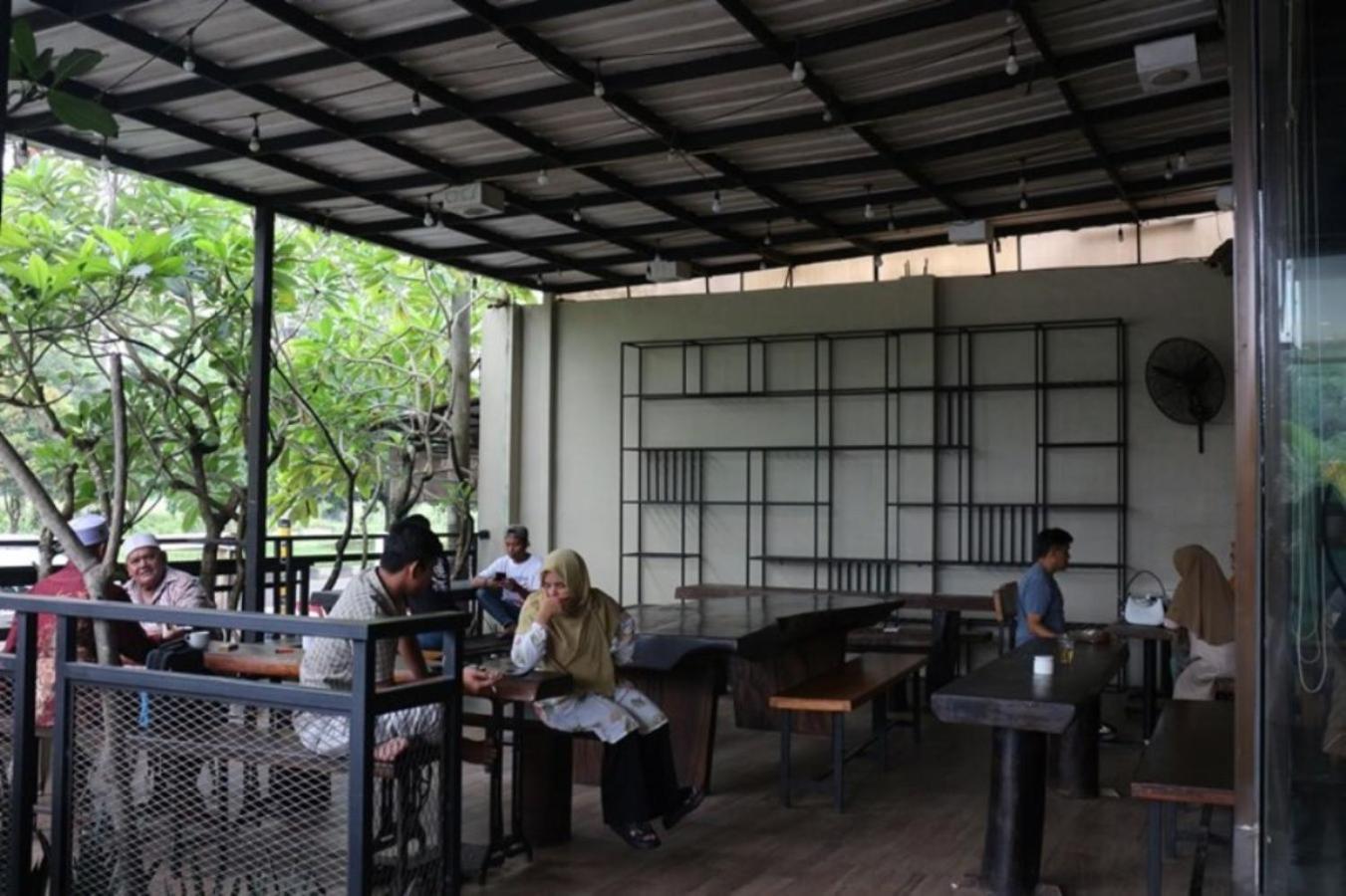 Crew Express Hotel Lubukpakam Exterior foto